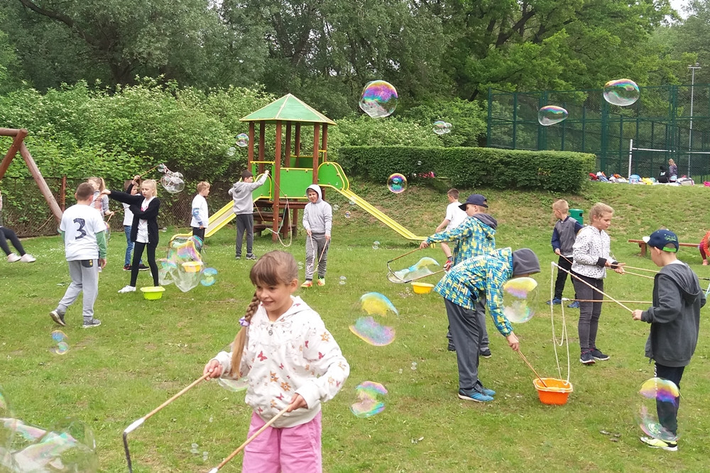 Żukowo. Ponad 300 dzieci harcowało na szkolnym festynie z okazji Dnia Dziecka