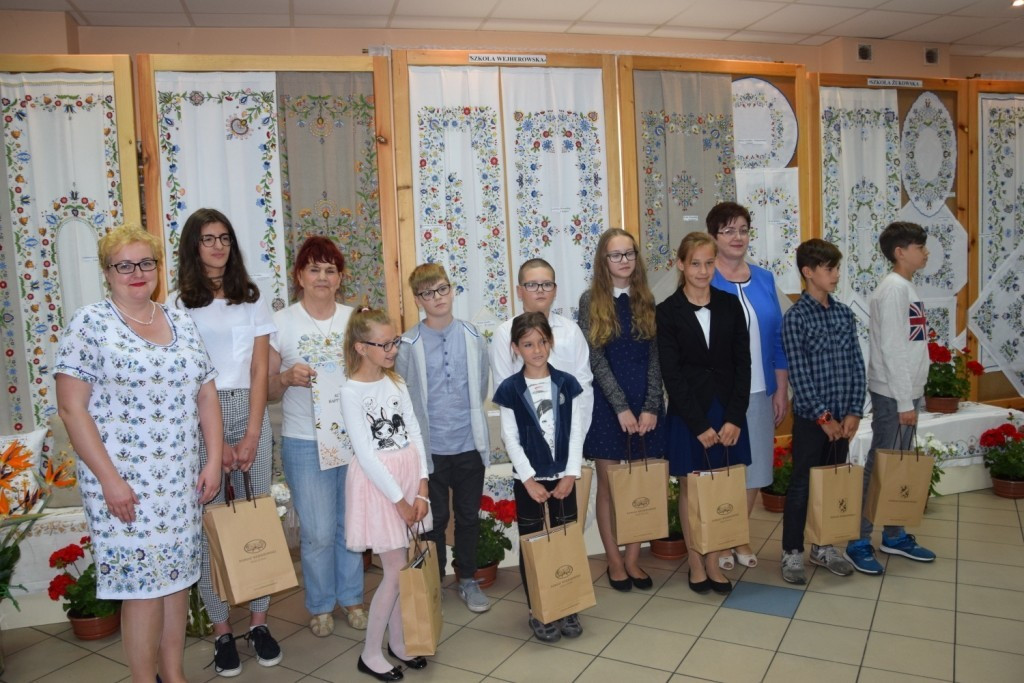 Młodzi twórcy z gminy Żukowo zdominowali wojewódzki Konkurs Haftu Kaszubskiego w Lini