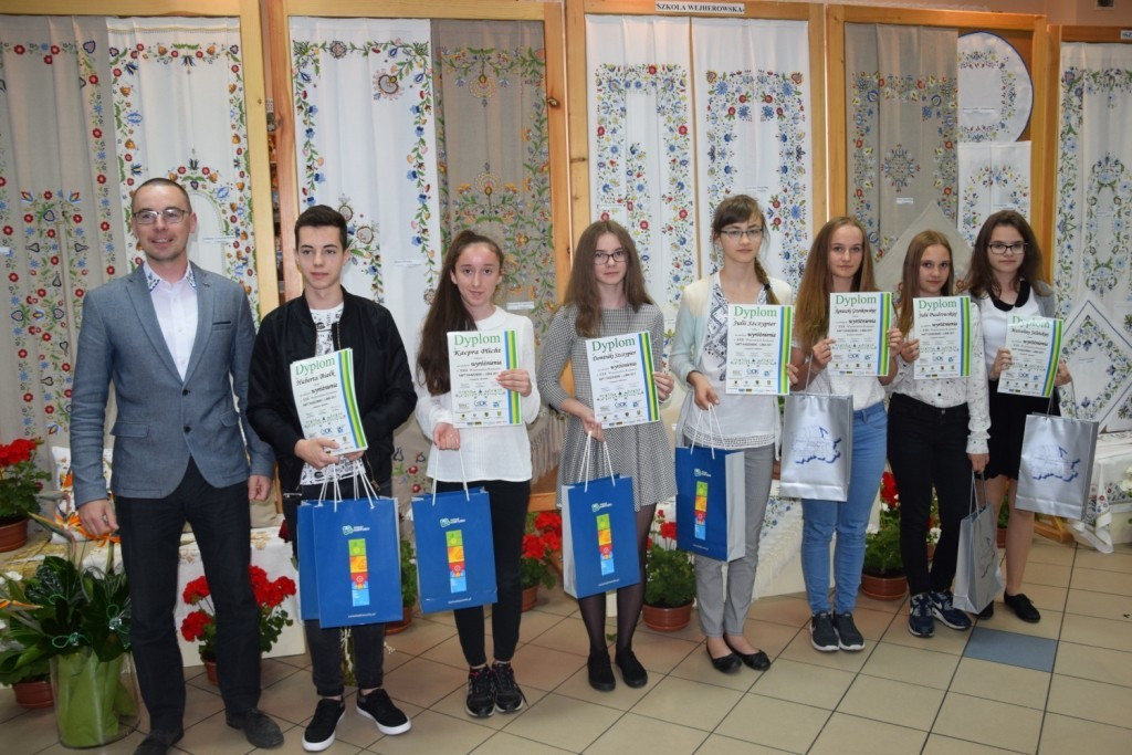 Młodzi twórcy z gminy Żukowo zdominowali wojewódzki Konkurs Haftu Kaszubskiego w Lini