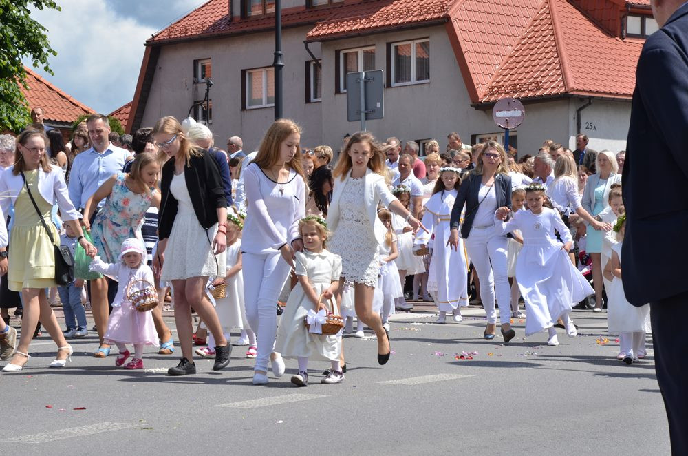 Mieszkańcy Sierakowic licznie zgromadzili się na procesji Bożego Ciała