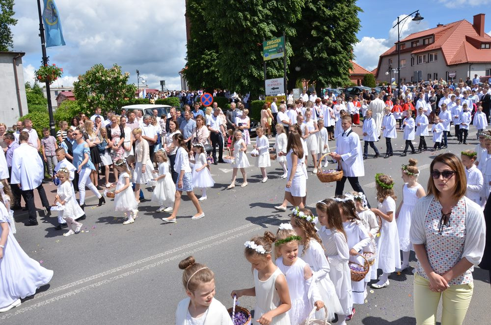 Mieszkańcy Sierakowic licznie zgromadzili się na procesji Bożego Ciała