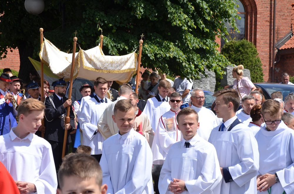 Mieszkańcy Sierakowic licznie zgromadzili się na procesji Bożego Ciała