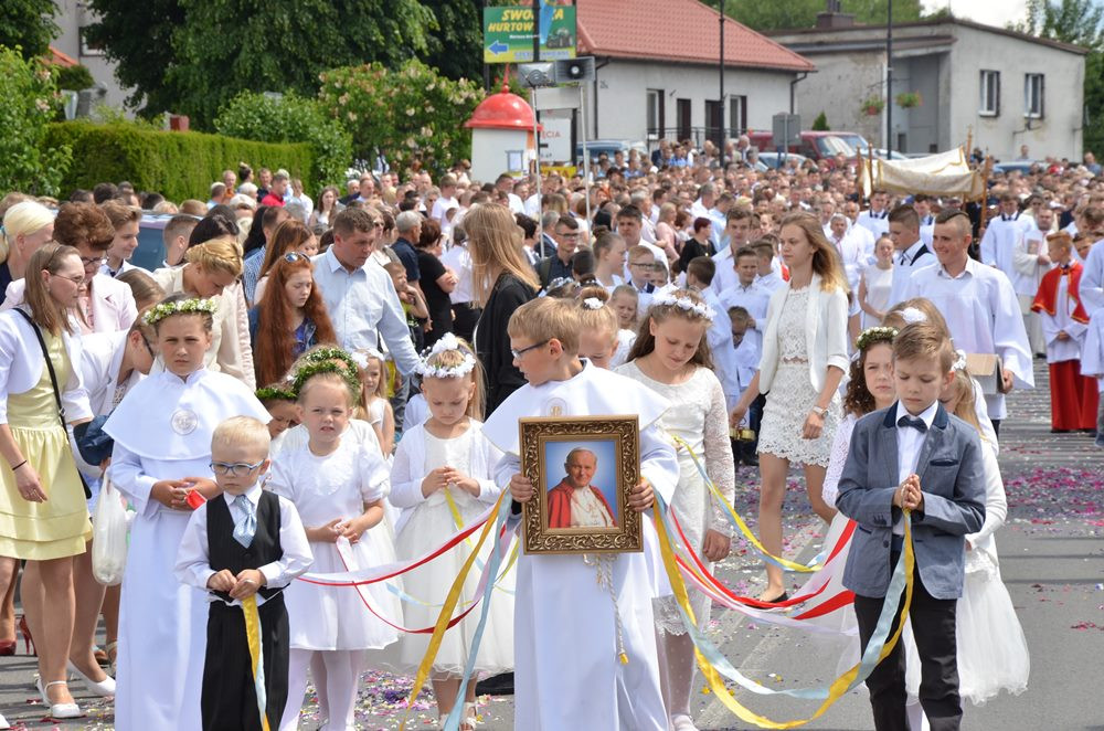 Mieszkańcy Sierakowic licznie zgromadzili się na procesji Bożego Ciała