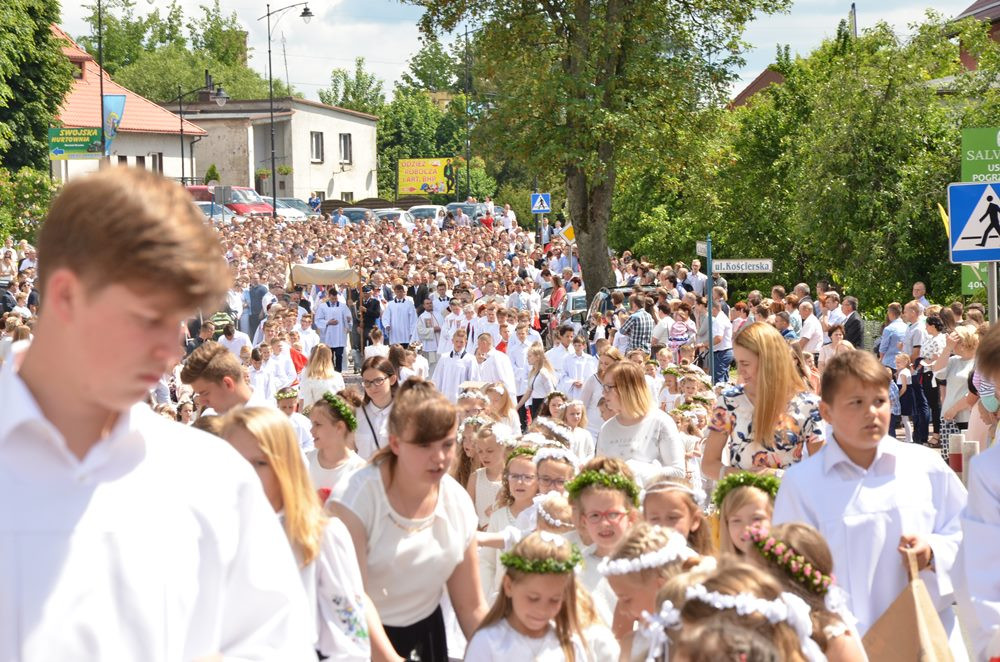 Mieszkańcy Sierakowic licznie zgromadzili się na procesji Bożego Ciała
