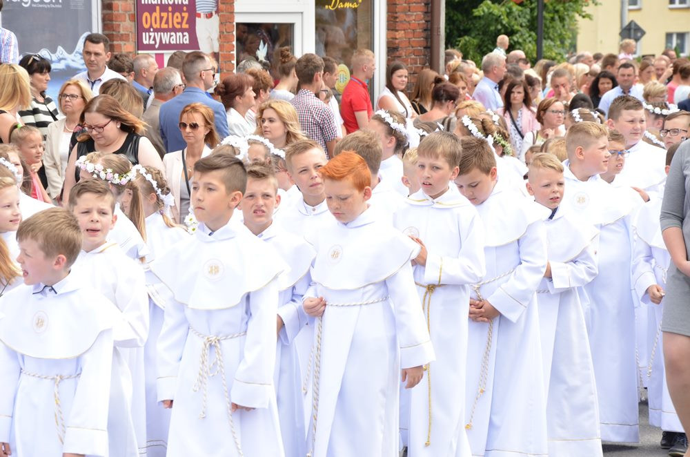 Mieszkańcy Sierakowic licznie zgromadzili się na procesji Bożego Ciała