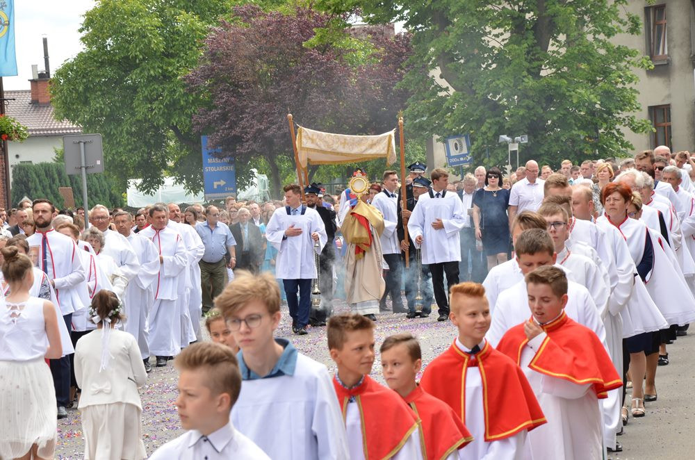 Mieszkańcy Sierakowic licznie zgromadzili się na procesji Bożego Ciała