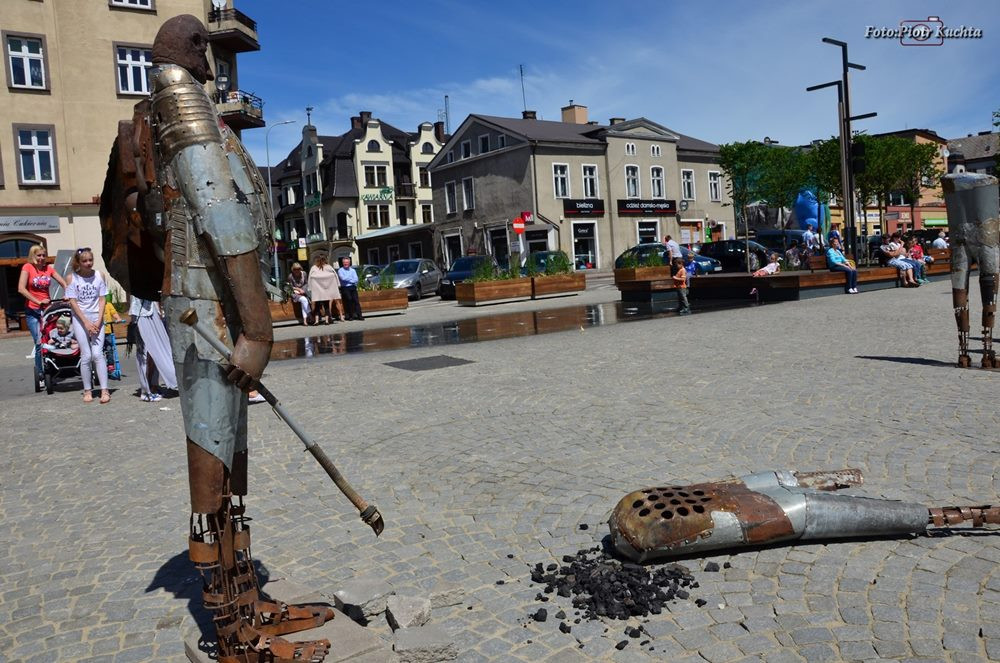 Kartuski Plener Artystyczny na Rynku z płonącymi rzeźbami