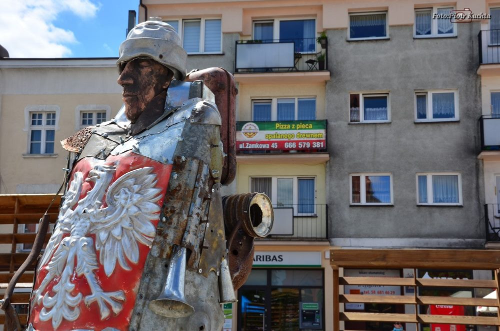 Kartuski Plener Artystyczny na Rynku z płonącymi rzeźbami