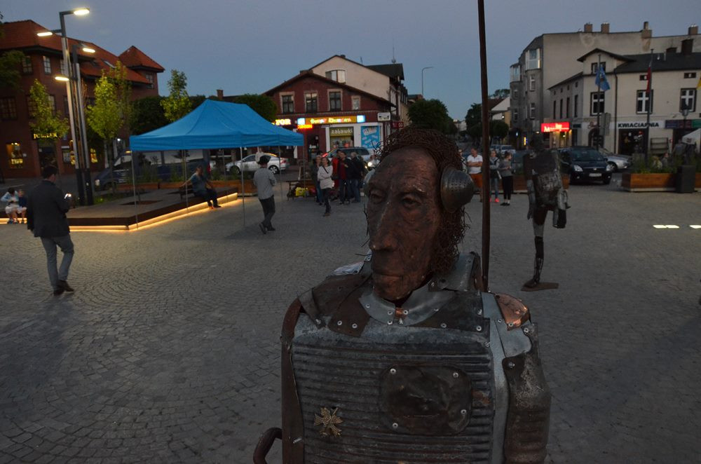 Kartuski Plener Artystyczny na Rynku z płonącymi rzeźbami