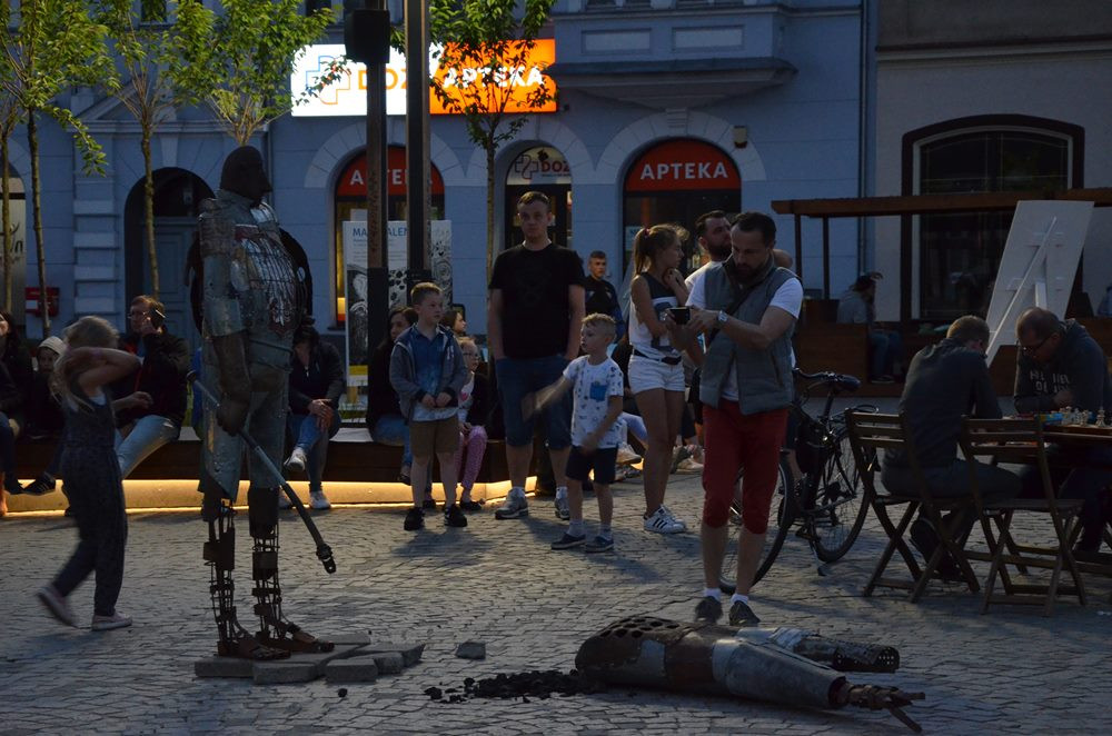 Kartuski Plener Artystyczny na Rynku z płonącymi rzeźbami