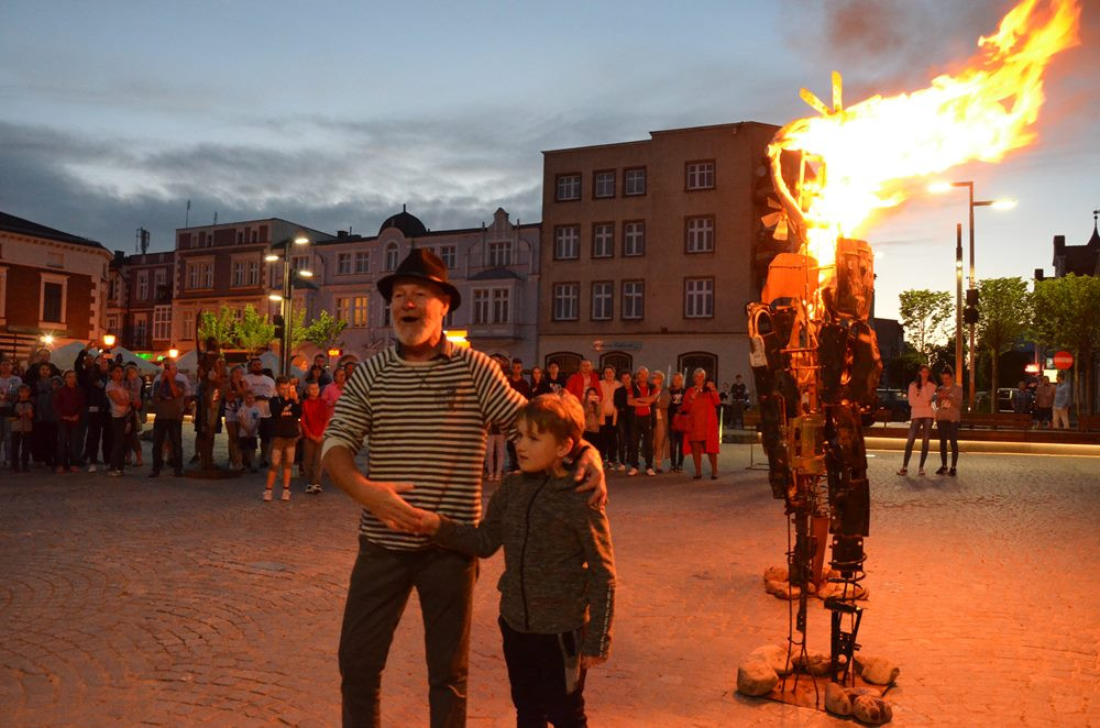 Kartuski Plener Artystyczny na Rynku z płonącymi rzeźbami
