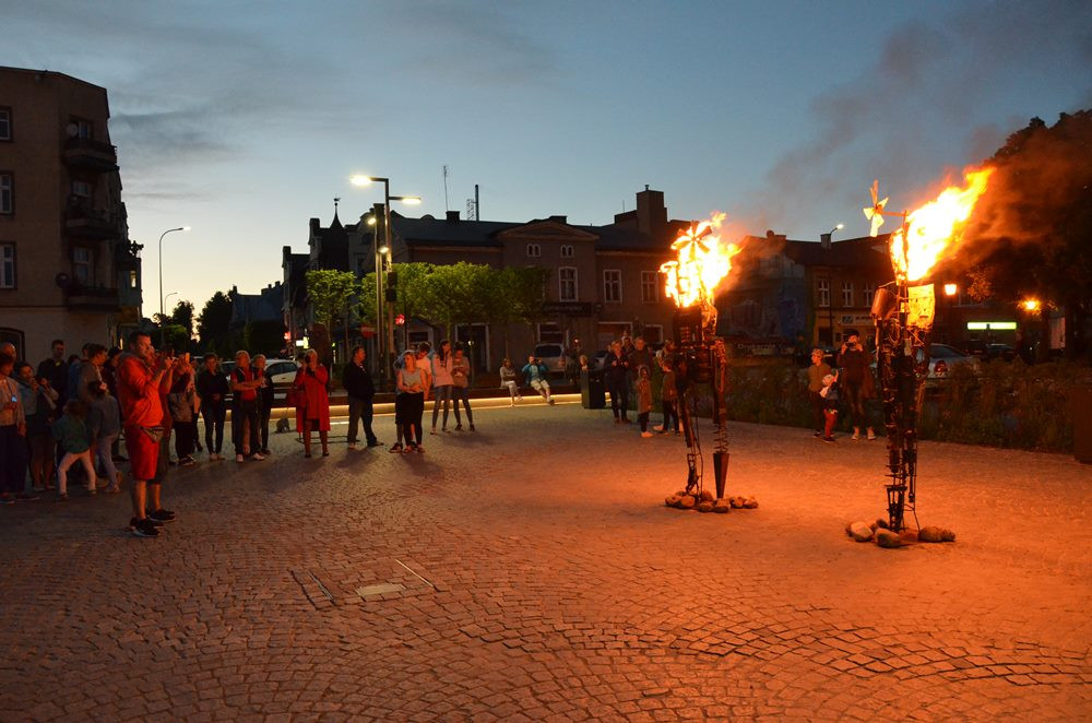 Kartuski Plener Artystyczny na Rynku z płonącymi rzeźbami