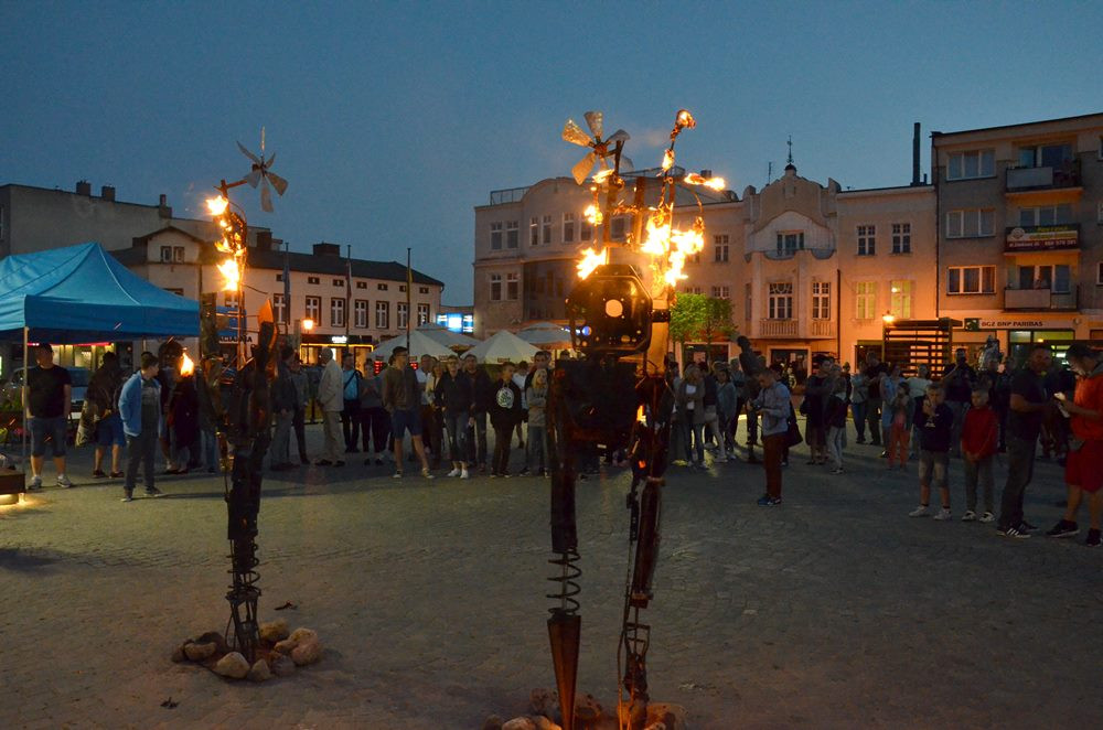 Kartuski Plener Artystyczny na Rynku z płonącymi rzeźbami