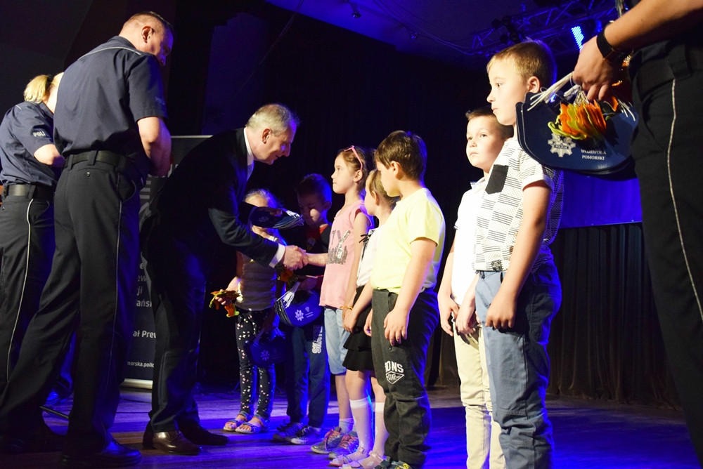 Kartuzy. W obecności wojewody podsumowano policyjną akcję 