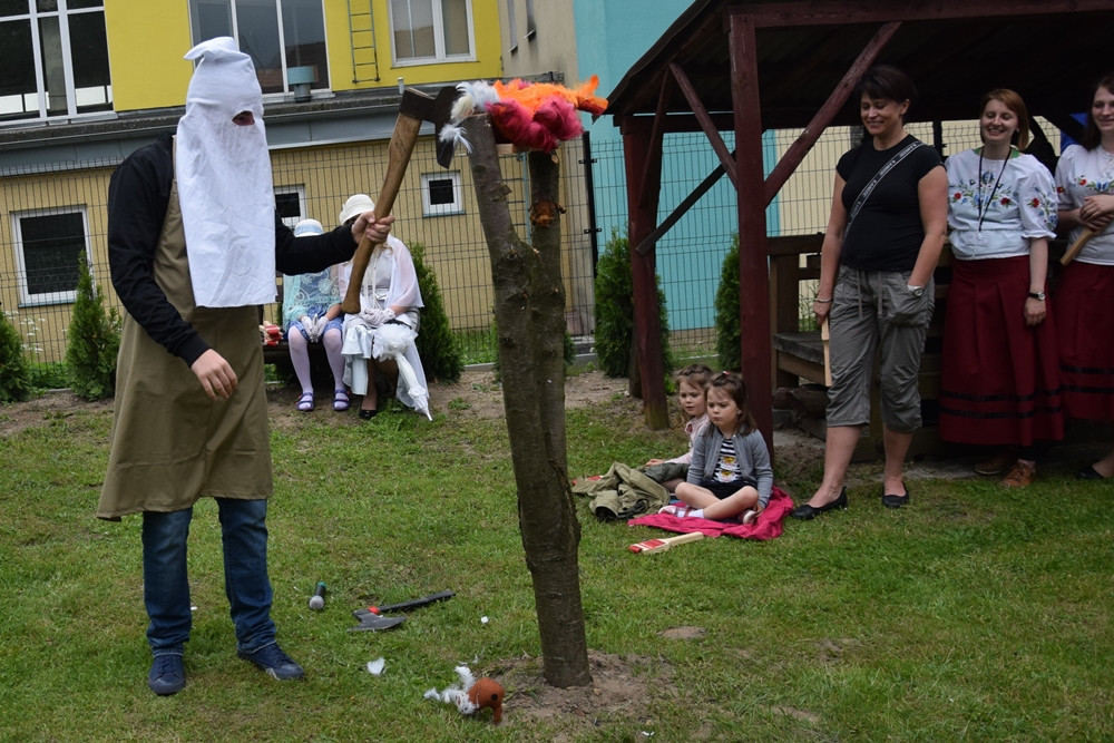 Kartuzy. Ścięli kani łeb - obrzęd Nocy Świętojańskiej zaprezentowano w Muzeum Kaszubskim