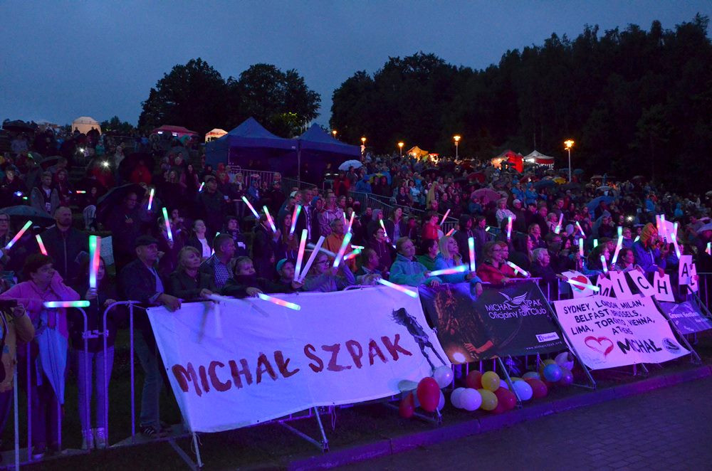 Truskawkobranie 2017. Pogoda nie rozpieszczała, ale były truskawki i Michał Szpak