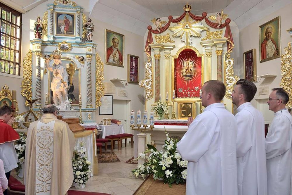 Sianowo. Procesja z udziałem husarii na zakończenie peregrynacji figury Michała Archanioła
