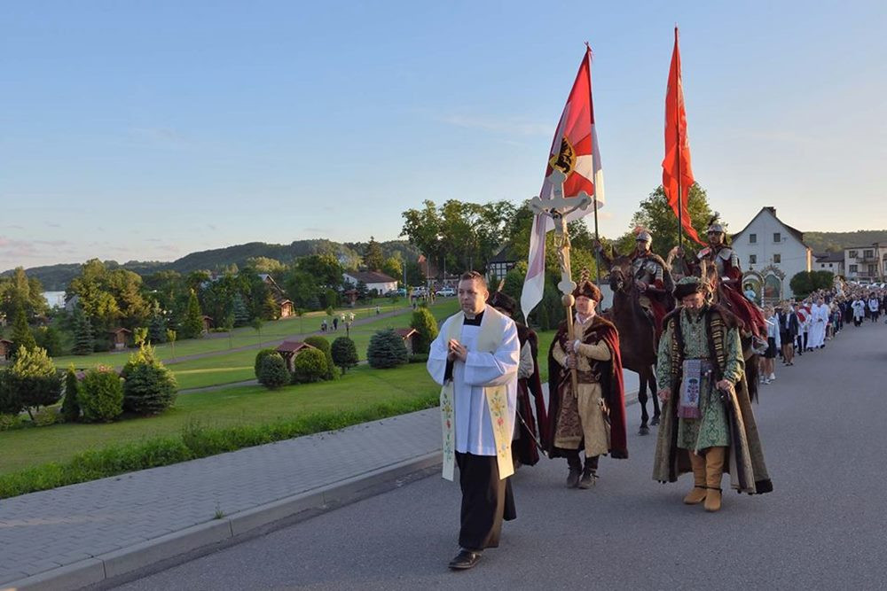 Sianowo. Procesja z udziałem husarii na zakończenie peregrynacji figury Michała Archanioła