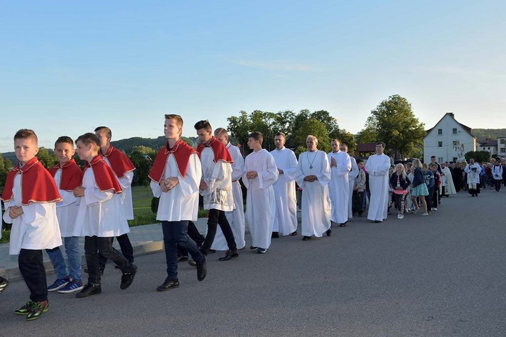 Sianowo. Procesja z udziałem husarii na zakończenie peregrynacji figury Michała Archanioła