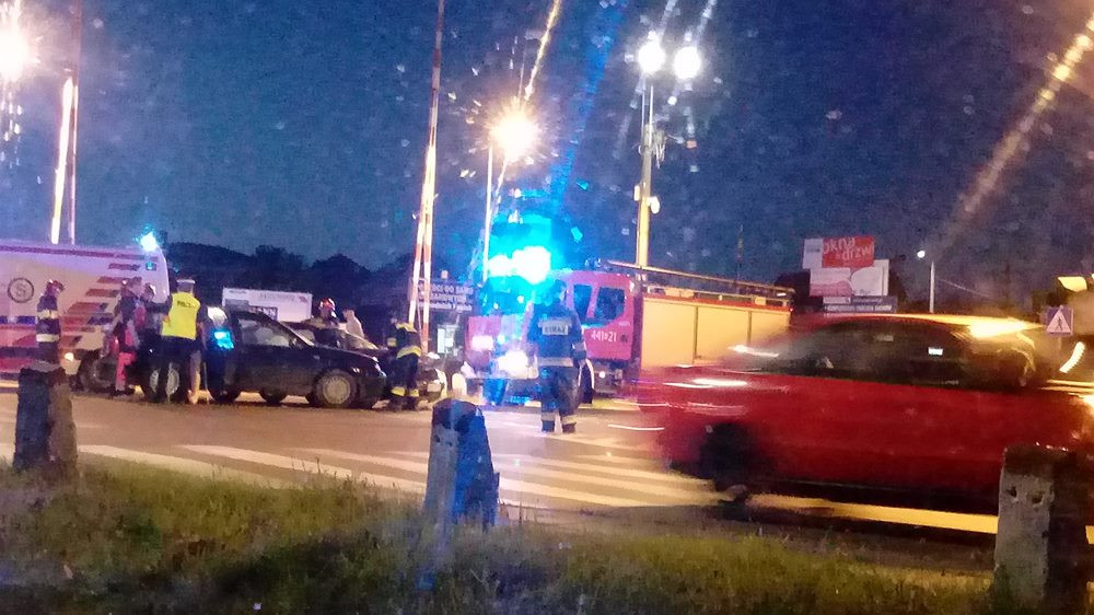 Kartuzy. Zderzenie dwóch aut na skrzyżowaniu ul. Gdańskiej i Kościerskiej