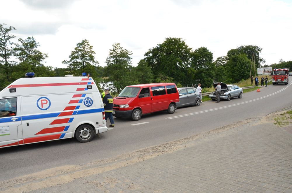 Trasa Sierakowice - Puzdrowo. Kolizja trzech aut, jedna osoba poszkodowana
