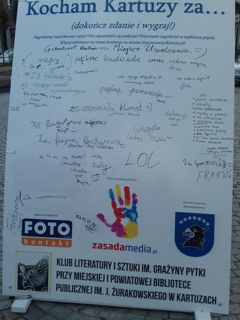 Mieszkańcy i turyści piszą na Rynku za co kochają Kartuzy