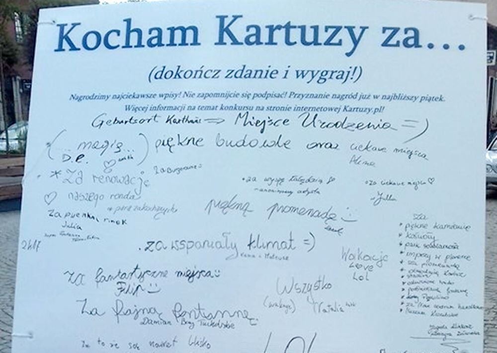 Mieszkańcy i turyści piszą na Rynku za co kochają Kartuzy