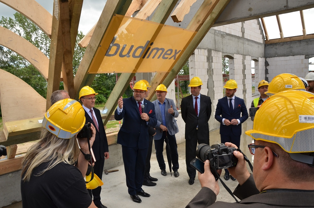 Kartuzy. Otwarto ul. Kolejową, a na dworcu zawisła wiecha