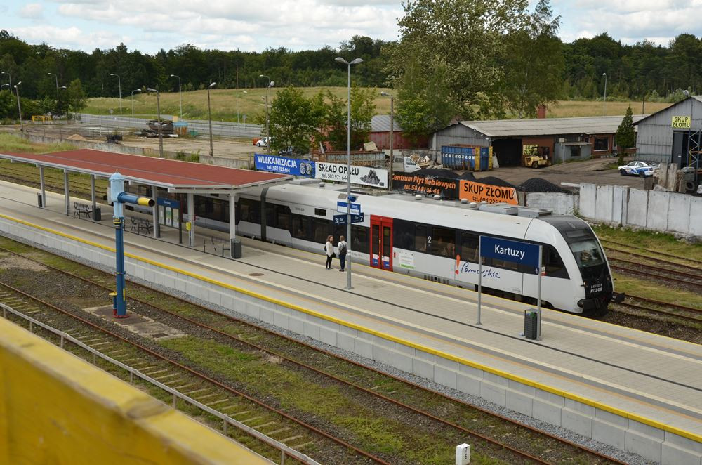 Kartuzy. Otwarto ul. Kolejową, a na dworcu zawisła wiecha