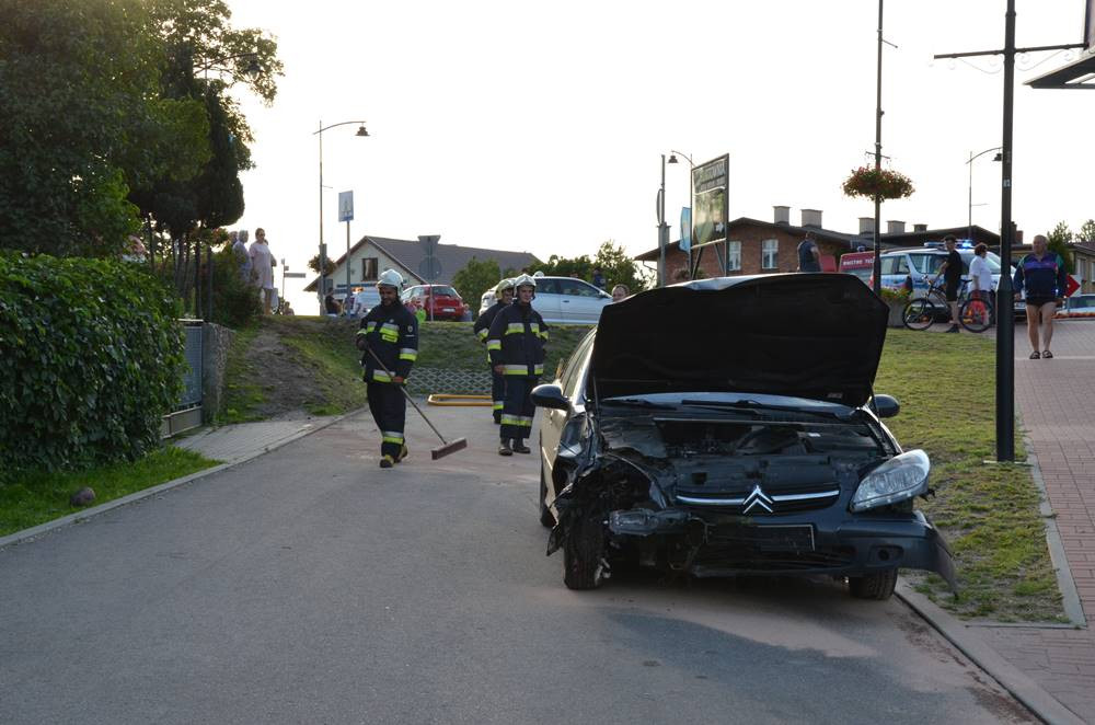 Sierakowice. Citroen skosił znaki, przejechał przez chodnik i spadł ze skarpy