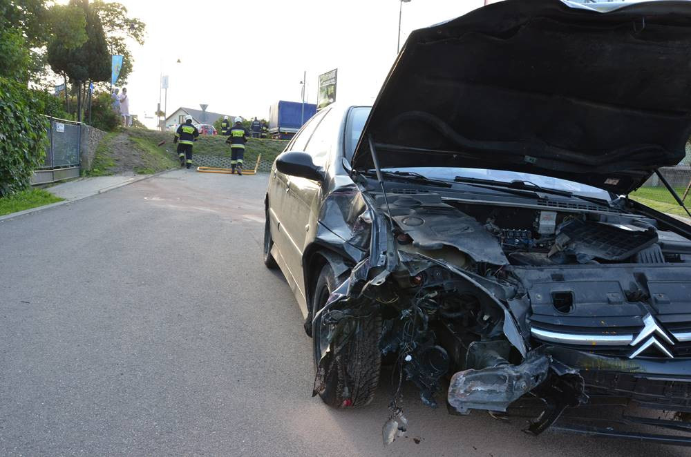 Sierakowice. Citroen skosił znaki, przejechał przez chodnik i spadł ze skarpy