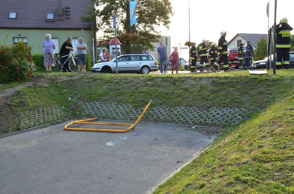 Sierakowice. Citroen skosił znaki, przejechał przez chodnik i spadł ze skarpy