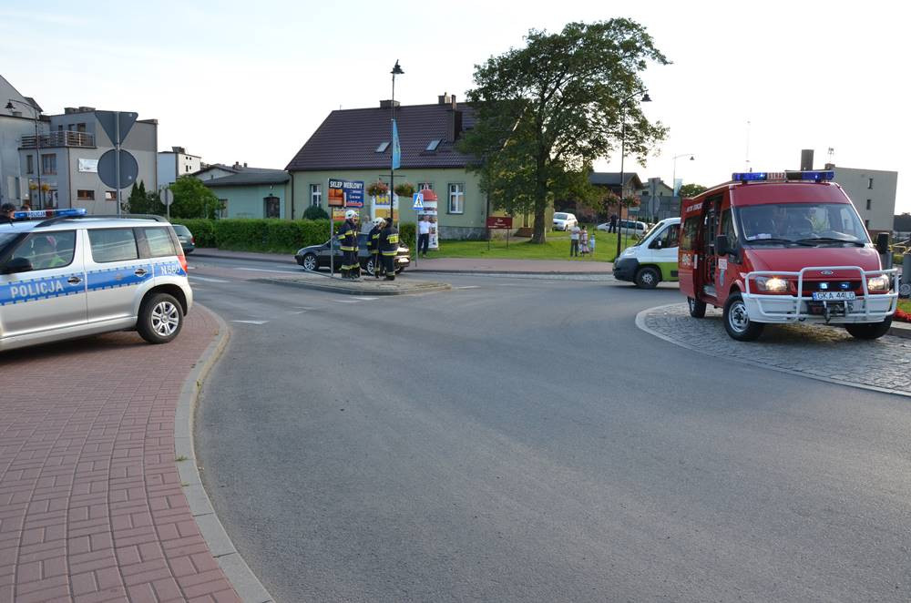 Sierakowice. Citroen skosił znaki, przejechał przez chodnik i spadł ze skarpy