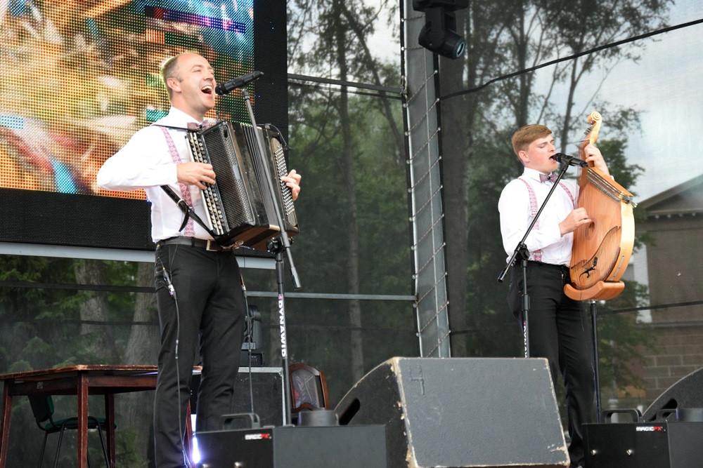 Kartuzy. Trwa Jarmark Kaszubski - jest twórczość ludowa, swojskie dania i sporo muzyki