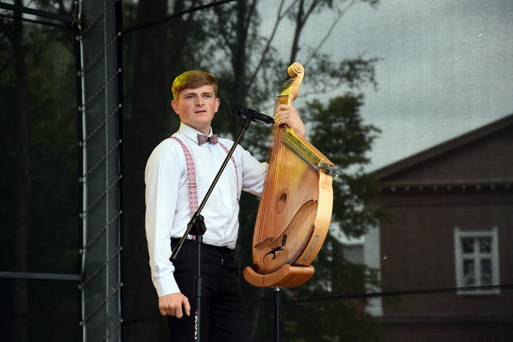Kartuzy. Trwa Jarmark Kaszubski - jest twórczość ludowa, swojskie dania i sporo muzyki