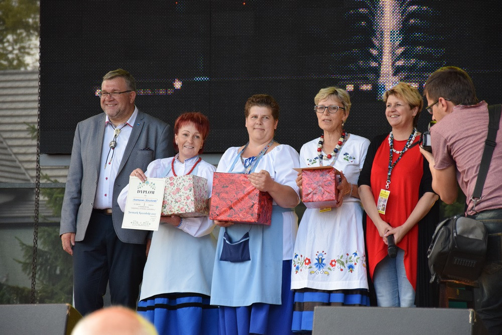 Kartuzy. Trwa Jarmark Kaszubski - jest twórczość ludowa, swojskie dania i sporo muzyki