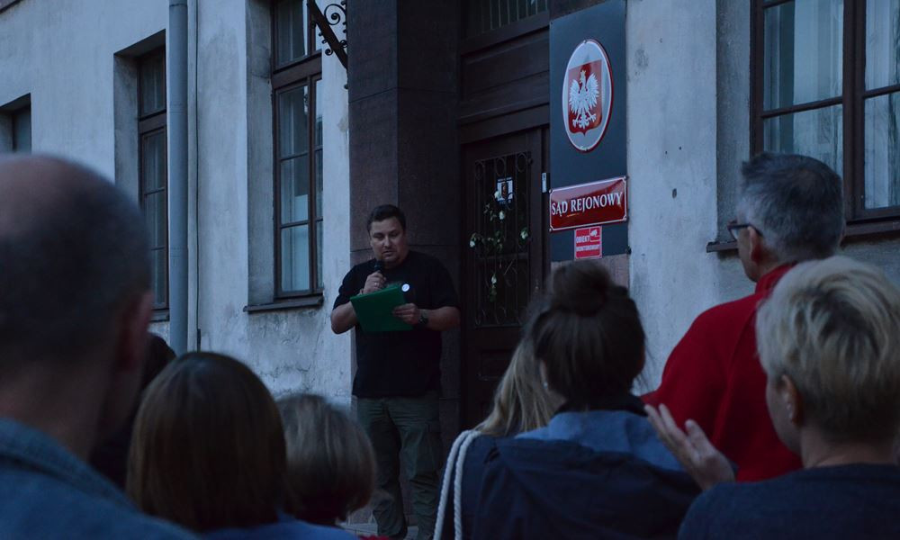 Kartuzy. Sobotni protest przed sądem. Poruszające wystąpienie młodej dziewczyny