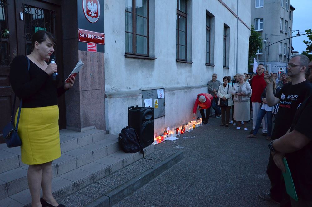 Kartuzy. Sobotni protest przed sądem. Poruszające wystąpienie młodej dziewczyny
