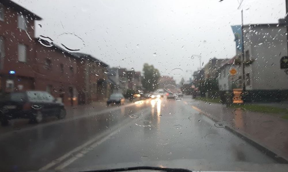 Podtopione drogi i posesje. Strażacy w powiecie interweniowali już 160 razy (aktualizacja)