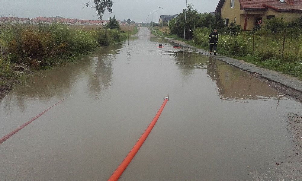 Podtopione drogi i posesje. Strażacy w powiecie interweniowali już 160 razy (aktualizacja)