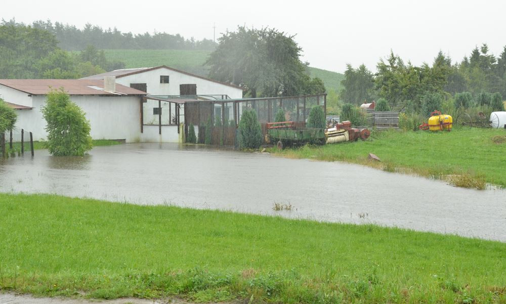 Podtopione drogi i posesje. Strażacy w powiecie interweniowali już 160 razy (aktualizacja)