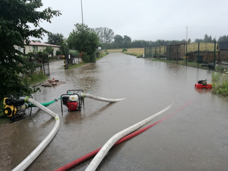 Podtopione drogi i posesje. Strażacy w powiecie interweniowali już 160 razy (aktualizacja)