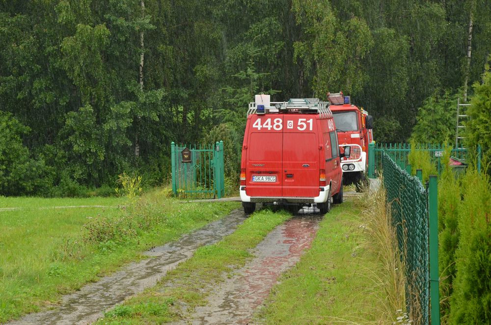 Podtopione drogi i posesje. Strażacy w powiecie interweniowali już 160 razy (aktualizacja)