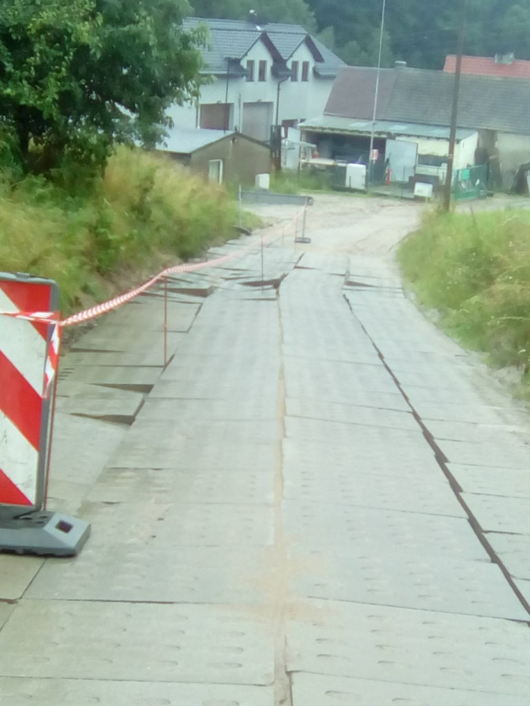 Podtopione drogi i posesje. Strażacy w powiecie interweniowali już 160 razy (aktualizacja)