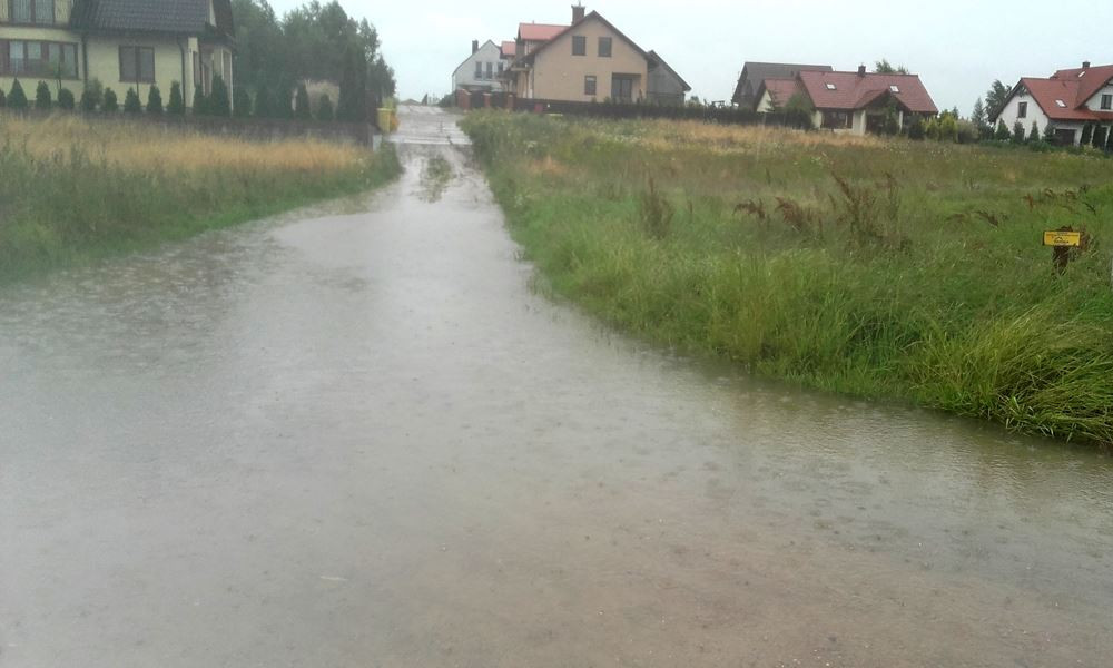 Podtopione drogi i posesje. Strażacy w powiecie interweniowali już 160 razy (aktualizacja)