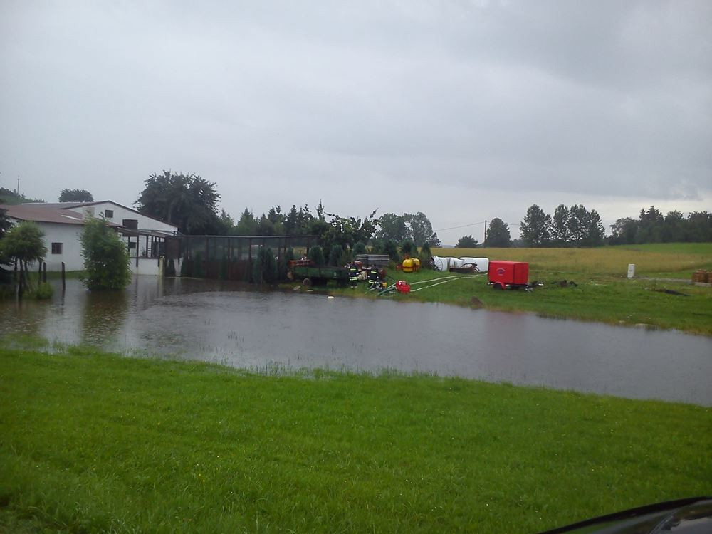 Podtopione drogi i posesje. Strażacy w powiecie interweniowali już 160 razy (aktualizacja)