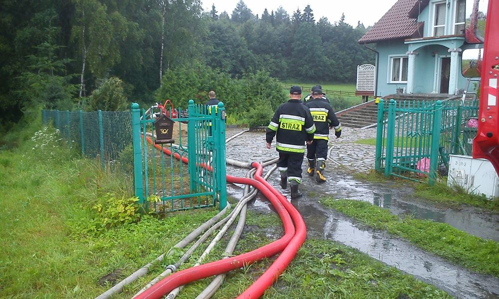 Podtopione drogi i posesje. Strażacy w powiecie interweniowali już 160 razy (aktualizacja)
