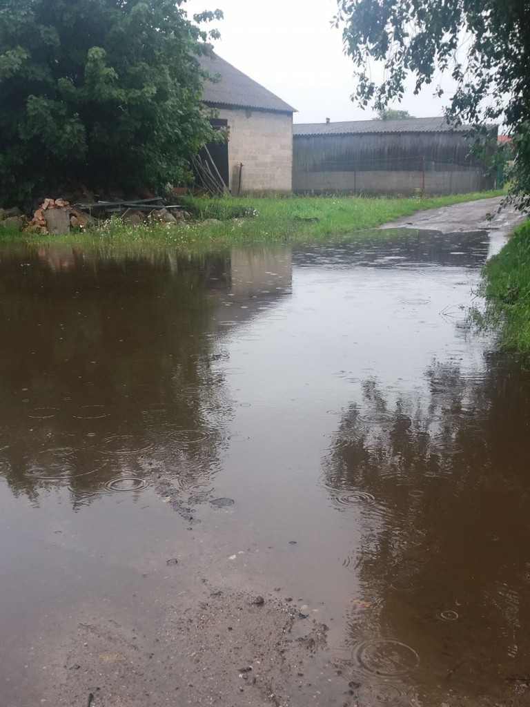 Podtopione drogi i posesje. Strażacy w powiecie interweniowali już 160 razy (aktualizacja)