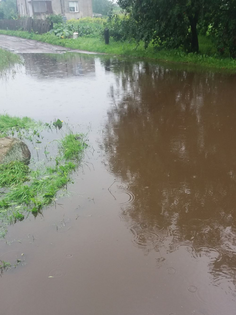 Podtopione drogi i posesje. Strażacy w powiecie interweniowali już 160 razy (aktualizacja)