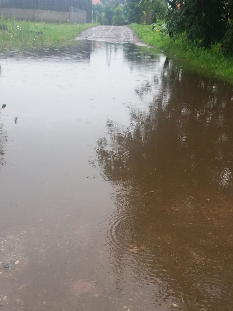Podtopione drogi i posesje. Strażacy w powiecie interweniowali już 160 razy (aktualizacja)